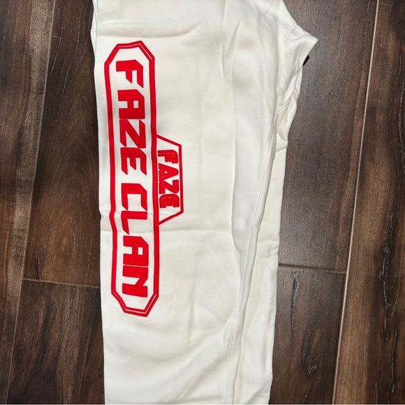 FaZe Clan White Sweatpants with Red and Black Graphics New - Picture 4 of 4